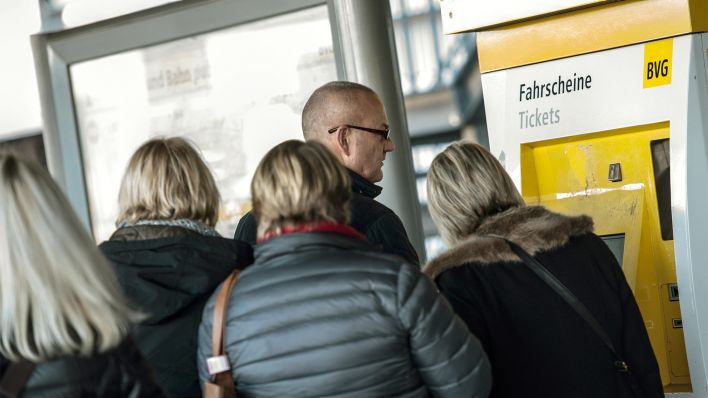 Symbolbild: Reisende stehen am 10.12.2015 auf dem Flughafen Schönefeld vor einem Fahrkartenautomaten der bvg. (Quelle: dpa/Paul Zinken)