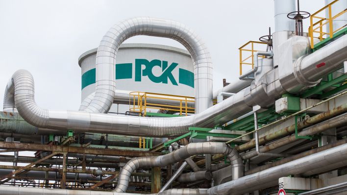 Symbolbild: Das Logo der PCK Raffinerie GmbH in Schwedt (Quelle: dpa/Patrick Pleul)
