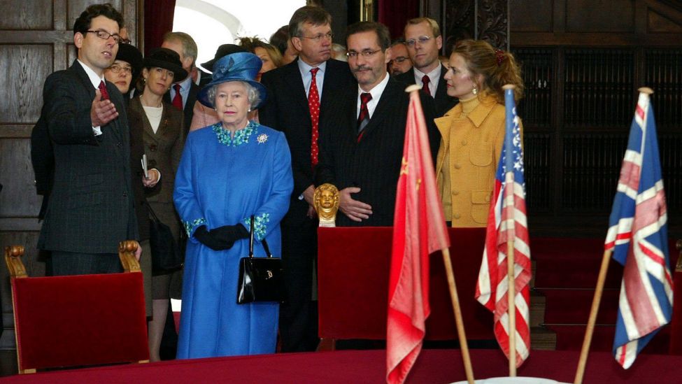 Königin Elizabeth II. von Großbritannien am 03.11.2004 im Schloss Cecilienhof (Quelle: dpa/Michael Urban)