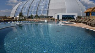 Ein Schwimmbecken des Resorts "Tropical Island" in Krausnick (Quelle: dpa/Ralf Hirschberger)