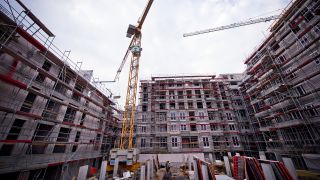 Archivbild: Kräne sind am 27.02.2014 in einem Neubaukomplex für Mehrfamilienhäuser in Berlin zu sehen (Quelle: dpa/Daniel Naupold)