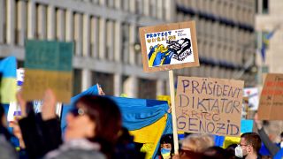 Demonstrierende mit Plakaten und ukrainischen Flaggen.(Quelle:dpa/M.Tödt)