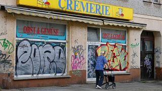 Ein leerstehendes ehemaliges Geschäft für Obst und Gemüse ist in der Altstadt beschmiert.(Quelle:dpa/J.Kalaene)