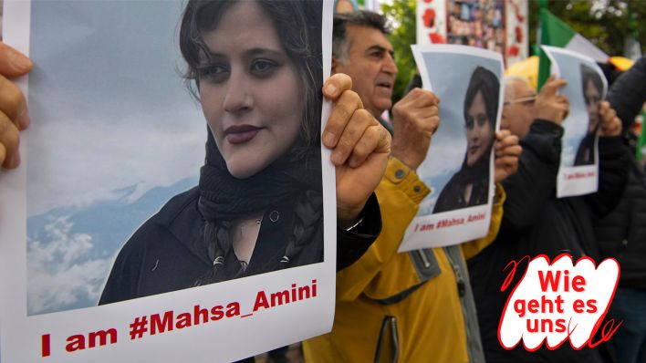 Bei einem Protest des Nationalen Widerstandsrates Iran (NWRI) vor der iranischen Botschaft in Berlin halten Teilnehmer Bilder der verstorbenen Mahsa Amini in Händen.(Quelle:dpa/P.Zinken)