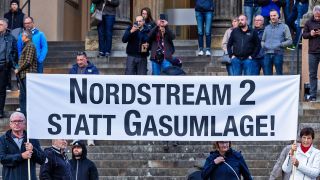 Symbolbild: Transparent mit der Aufschrift „Nordstream 2 statt Gasumlage“ (Quelle:dpa/J.Büttner)