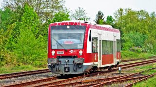 Ein Schienenbus der Linie RB73 der Hanseatischen Eisenbahn GmbH (Hans).(Quelle:dpa/S.Stache)