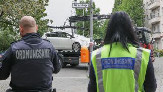 Archivbild: Mitarbeiter des Ordnungsamts Berlin-Mittte lassen ein Fahrzeug abschleppen. (Quelle: dpa/J. Carstensen)