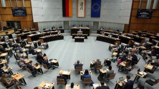 Archivbild: Abgeordnete während der Plenarsitzung im Berliner Abgeordnetenhaus. (Quelle: dpa/W. Kumm)