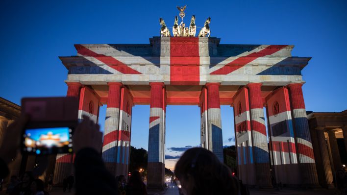 Das Brandenburger Tor in Berlin wird als Zeichen der Trauer um die verstorbene britische Königin Elizabeth II. in den Farben der britischen Flagge angestrahlt. (Quelle: dpa/Michael Kuenne)