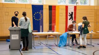 Archivbild: Einwurf der Stimmlzettel in eine Wahlurne in Berlin. (Quelle: imago images/E. Contini)