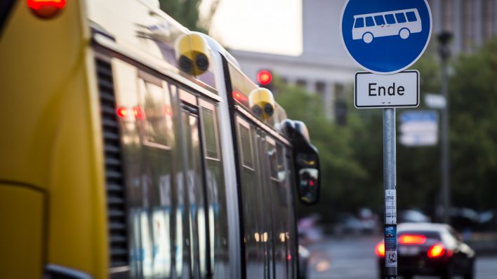 Symbolbild: Ein Verkehrsschild, dass ueber das Ende der Busspur informiert. (Quelle: dpa/F. Gaertner)