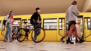 Symbolbild: Reisende steigen am U-Bahnhof Zoologischer Garten aus einer U-Bahn. (Quelle: dpa/J. Carstensen)