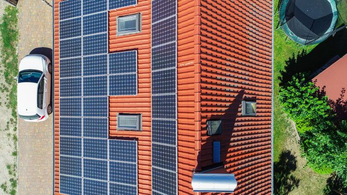Eine Photovoltaikanlage auf einem Eigenheim (Luftaufnahme mit einer Drohne) (Quelle: dpa/Patrick Pleul)