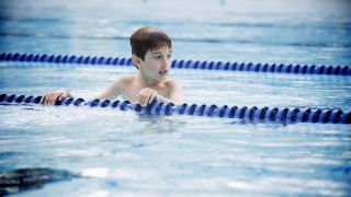 Ein Kind im Scwimmbad (Quelle: dpa/Patrick La Roque)