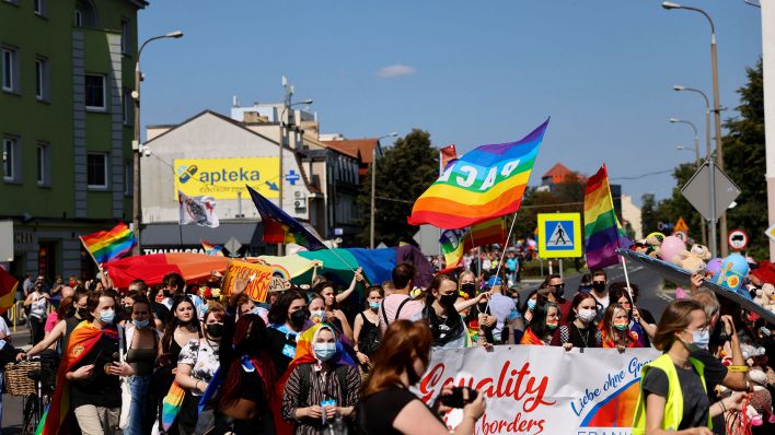 Teilnehmer der 2. Slubice-Frankfurt-Pride 2021 unter dem Motto 'Liebe ohne Grenzen'. (Quelle: dpa/Jean MW)