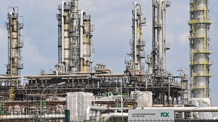 Anlagen auf dem Industriegelände der PCK-Raffinerie GmbH. (Quelle: dpa/Patrick Pleul)