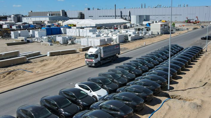 Elektrofahrzeuge vom Typ Tesla Model Y stehen auf dem Werksgelände der Tesla Gigafactory Berlin Brandenburg. (Quelle: dpa/Patrick Pleul)