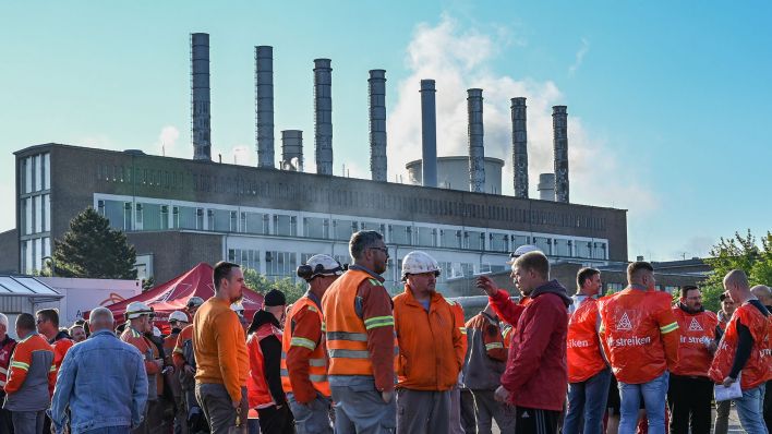 Ein Warnstreik von Stahlarbeitern von ArcelorMittal Eisenhüttenstadt GmbH. (Quelle: dpa/Patrick Pleul)