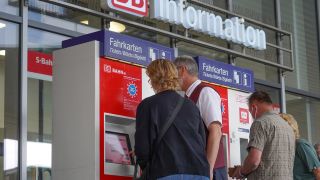Reisende lösen am Bahnhof Gesundbrunnen an einem Fahrkartenautomaten Bahnfahrkarten. (Quelle: dpa/Joerg Carstensen)