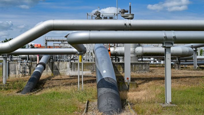Eine Pipeline für Rohöl kommt an einem Tanklager für Rohöl der PCK-Raffinerie GmbH aus der Erde. (Quelle: dpa/Patrick Pleul)