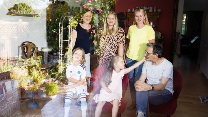 Yuliia und ihre 6-jährige Tochter Yeva aus der Ukraine ist mit ihren Gastgebern Rosemarie und Alfons im Wohnzimmer zu sehen. Ebenfalls dabei ist Yuliias Kindheitsfreundin Violetta mit ihrem 6-jährigen Sohn Aron. (Quelle: dpa/Christoph Soeder)