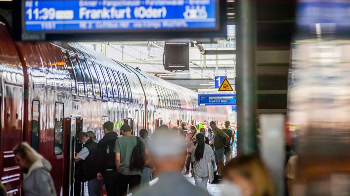 Fahrgäste steigen am Berliner Bahnhof Ostkreuz in einen Regional-Express ein. (Quelle: dpa/Christoph Soeder)