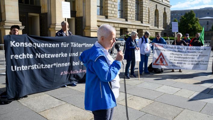 Claudia von Géelieu, die als Zeugin geladen ist, spricht bei einer Demonstration anlässlich der Sitzung des Untersuchungsausschusses "Neukölln" vor dem Berliner Abgeordnetenhaus. (Quelle: dpa/Bernd von Jutrczenka)