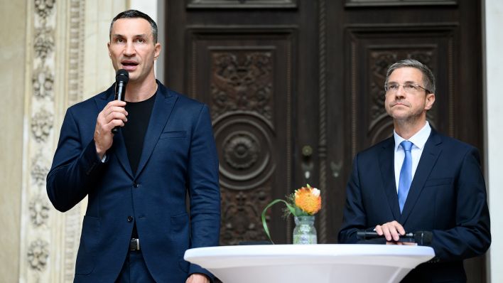 Wladimir Klitschko und Mike Schubert (r, SPD), Oberbürgermeister von Potsdam, äußern sich bei einer Pressekonferenz vor der Verleihung des M100 Media Awards. (Quelle: dpa/Bernd von Jutrczenka)