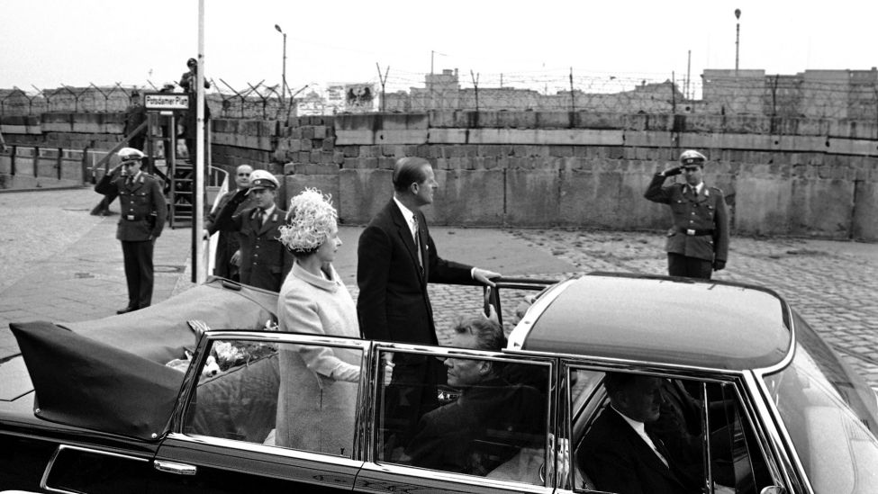 Archivbild: Queen Elizabeth II und Prince Philip während des Staatsbesuchs in Berlin, 27.05.1965 (Quelle: dpa)