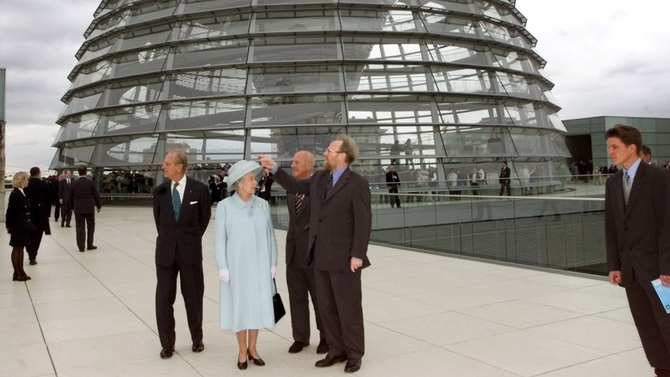 Archivbild: Queen Elizabeth II. Britain's Queen Elizabeth II, Prince Philip, Wolfgang Thierse im Reichstag, 18.07.2000 (Quelle: dpa)