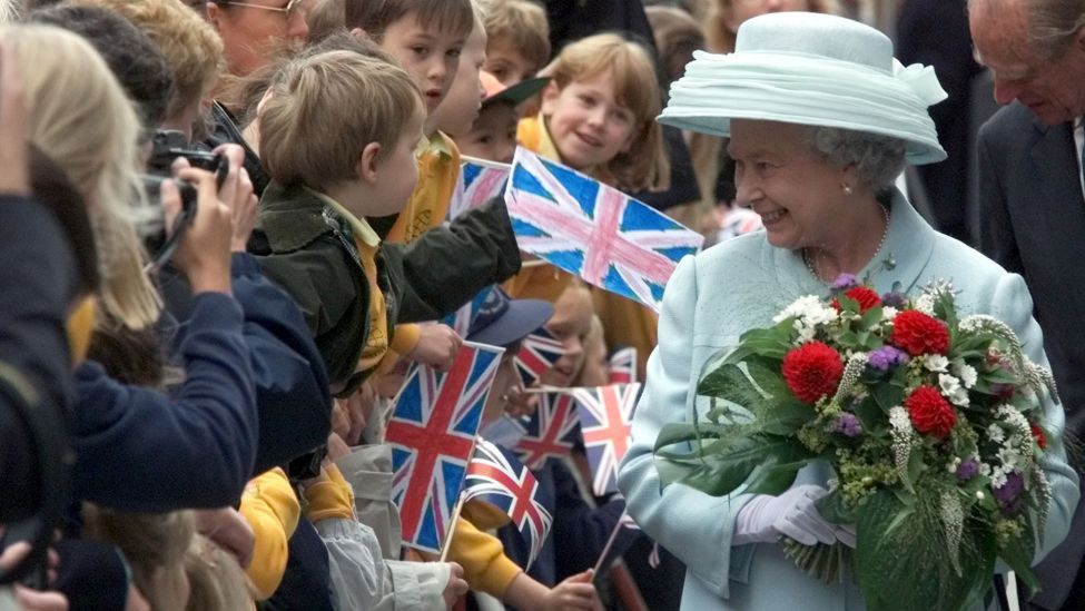 Archivbild: Queen Elizabeth II. bei ihrem Besuch in Berlin, 18.07.2000 (Quelle: dpa)