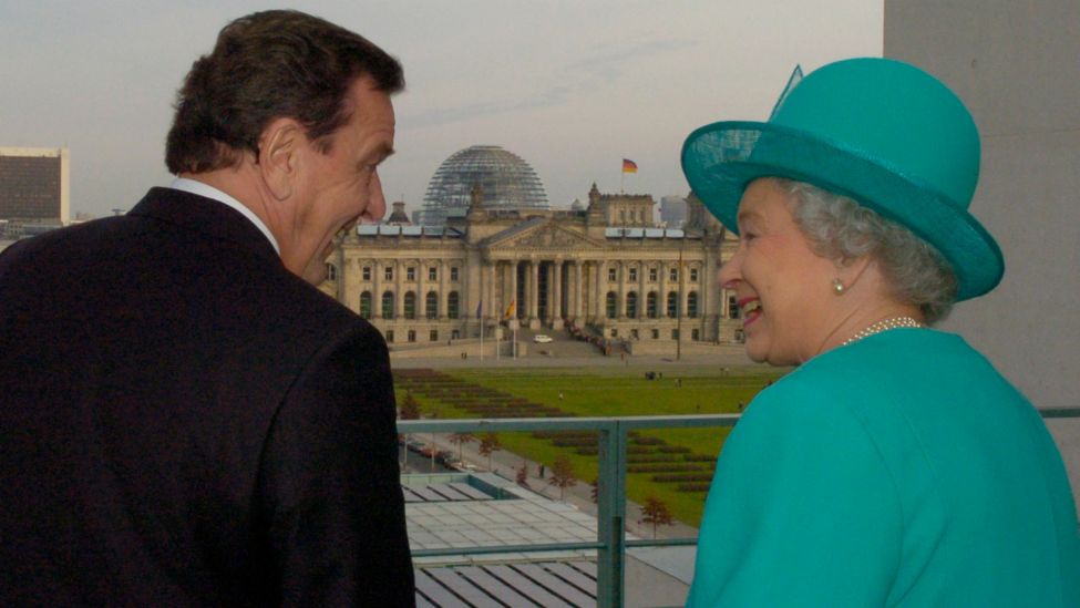 Archivbild: Queen Elizabeth II. mit Bundeskanzler Gerhard Schröder, 02.11.2004 (Quelle: dpa)