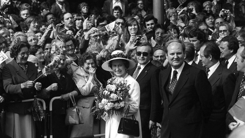 Archivbild: Queen Elizabeth II am Kurfürstendamm, 25.05.1978 (Quelle: dpa/Ron Bell)