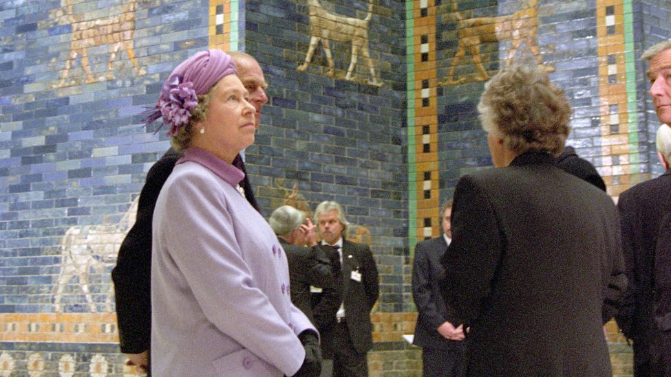 Die britische Königin Elizabeth II. (l) und ihr Mann Prinz Philip besichtigen am 21.10.1992 das Pergamon-Museum in Berlin. Im Hintergrund das babylonische Ischtartor. (Quelle: dpa)