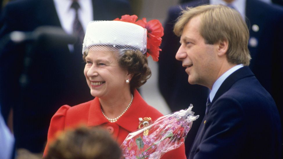 Archivbild: Königin Elizabeth II. und Eberhard Diepgen, Regierender Bürgermeister von Berlin, am 27.05.1987 auf dem Kurfürstendamm. (Quelle: dpa/Michael Fink)