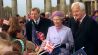 Archivbild: Die britische Königin Elizabeth II. wird am 21.10.1992 am Brandenburger Tor in Berlin von Schulkindern begrüßt, die britische und europäische Fähnchen schwenken. (Quelle: dpa/Andreas Altwein)