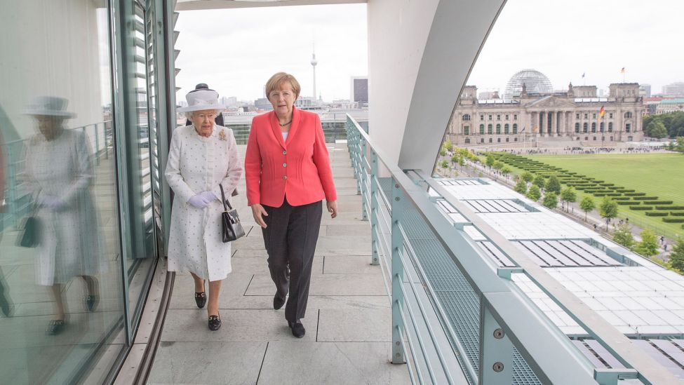 Archivbild: Queen Elisabeth II. und Bundeskanzlerin Angela Merkel im Bundeskanzleramt (Quelle: dpa/Ian Jones)
