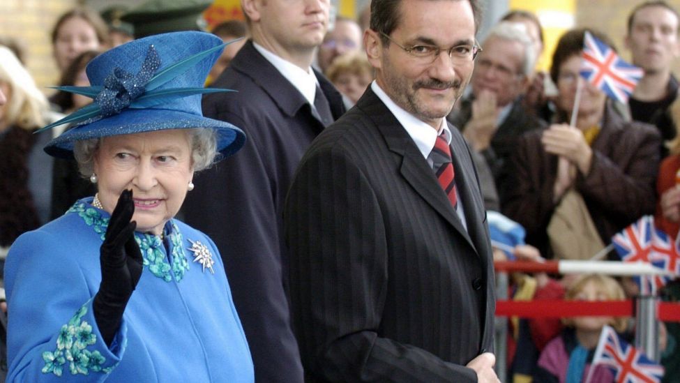 Archivbild: Queen Elisabeth II. und Brandenburgs Ministerpräsident Matthias Platzeck am Potsdamer Hauptbahnhof, 03.11.2004 (Quelle: dpa/Peter Endig)