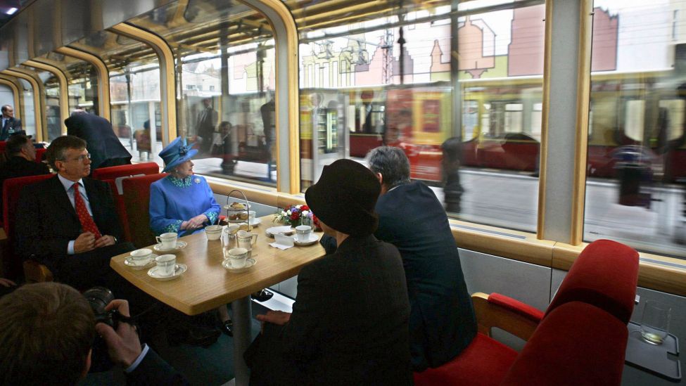Archivbild: Queen Elizabeth II., Peter Torry, Berlins Oberbürgermeister Klaus Wowereit, Ingeborg Junge-Reyer in einem Zug, 03.11.2004 (Quelle: dpa)