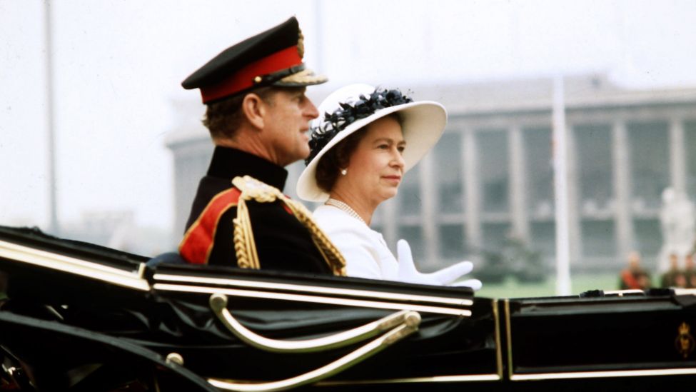 Archivbild: Königin Elizabeth II. von Großbritannien und ihr Gatte Prinz Philip fahren in einem offenen Landauer am 24.05.1978 in Berlin anlässlich einer Truppeninspektion über das Maifeld am Olympiastadion (im Hintergrund). (Quelle: dpa)