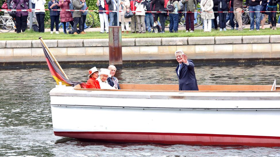 Archivbild: Queen Elizabeth II., Prince Philip, Bundespräsident Joachim Gauck und Daniela Schadt auf einem Boot auf der Spree, 24.06.2015 (Quelle: dpa)