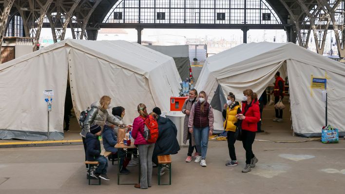Archivbild: Ankunft von geflüchteten Menschen aus der Ukraine an einem Hauptbahnhof. (Quelle: dpa/J. Woitas)