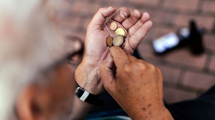 Die Hand eines älteren Menschen, darin nur wenige Euro-Münzen. (Quelle: dpa/ Christoph Hardt/ Geisler-Fotopress)