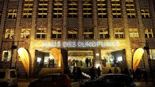 Symbolbild: Beleuchtung am Haus des Rundfunks in Berlin. (Quelle: imago images/M. Müller)