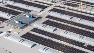 Symbolbild: Solarzellen auf dem Dach der Tesla Gigafactory (Quelle: IMAGO/Jochen Eckel)
