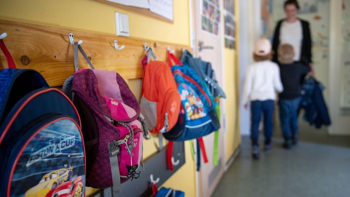 Symbolbild:Kinderrucksäcke hängen im Eingangsbereich eines Kindergartens. (Quelle: dpa/M. Skolimowska)
