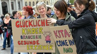 Bei der Protestaktion «Pappesatt - alles heiße Luft» demonstrieren Kitaleitungen, Erzieherinnen und Erziehern, Eltern und Auszubildenden für die Verabschiedung der Brandenburger Kita-Reform. (Foto: Jens Kalaene/dpa)