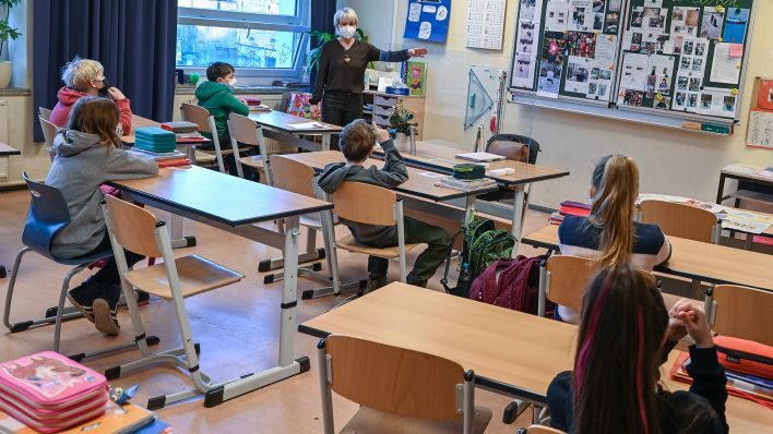 Symbolbild: Lehrerin in Brandenburg unterrichtet eine Schulklasse. (Quelle: dpa/P. Pleul)