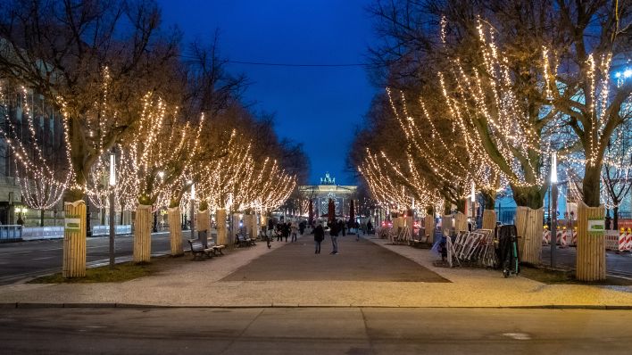 Archivbild: Weihnachtsbeleuchung auf Strasse Unter den Linden vor Brandenburger Tor in Berlin bei Nacht. (Quelle: dpa/A. Gora)