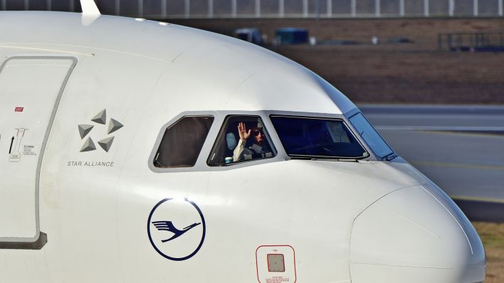 Archivbild: Gelandeter Airbus der Lufthansa. (Quelle: dpa/D. Kubirski)